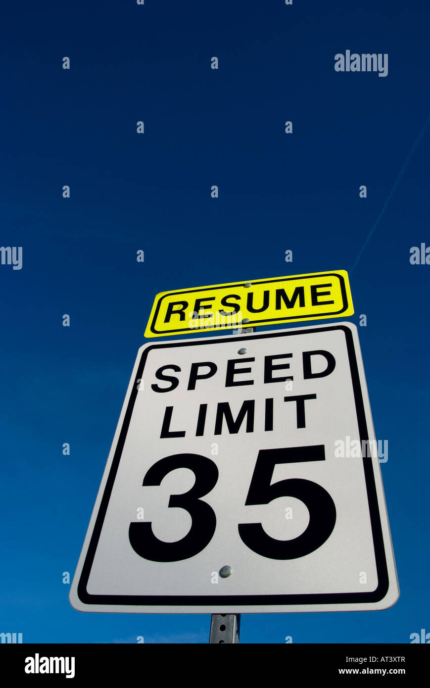 Resume 35 mph speed limit sign Stock Photo