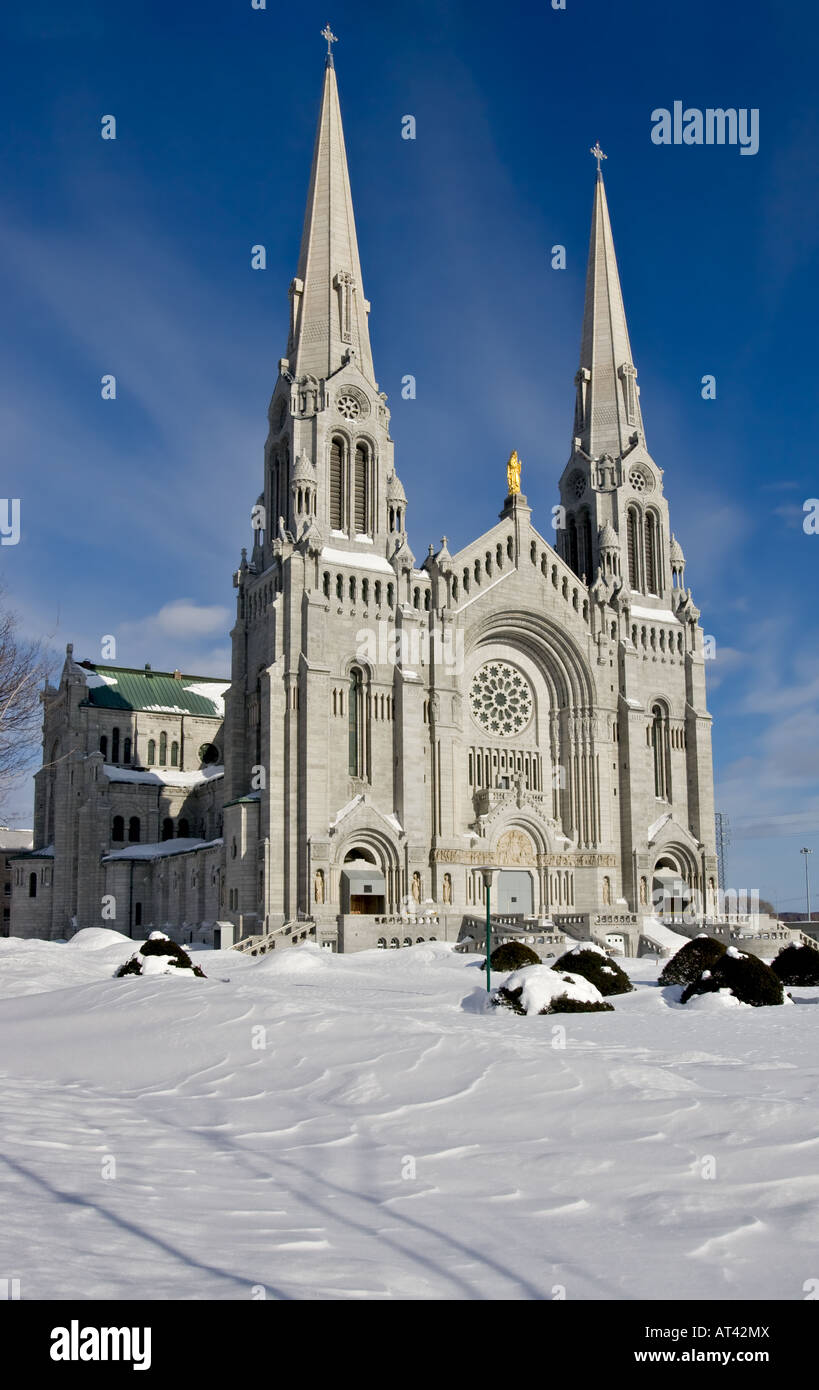 Exterior view of the Basilique Sanctuaire Sainte Anne de Beaupre Shrine east of Quebec City Stock Photo