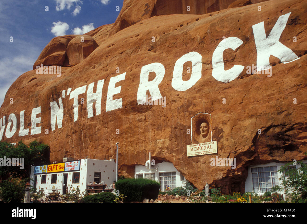 Слово хол. Hole in the Rock Utah. Roadside attractions фото.