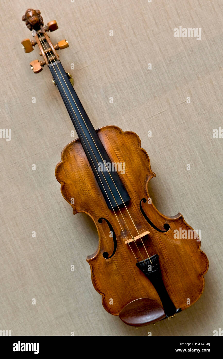Old violin from 18th century hi-res stock photography and images - Alamy