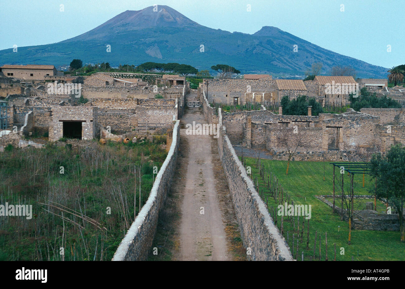 Pompeji, excavings of the antique city with the volcano Vesuv in the background, Italy, Neapel Stock Photo