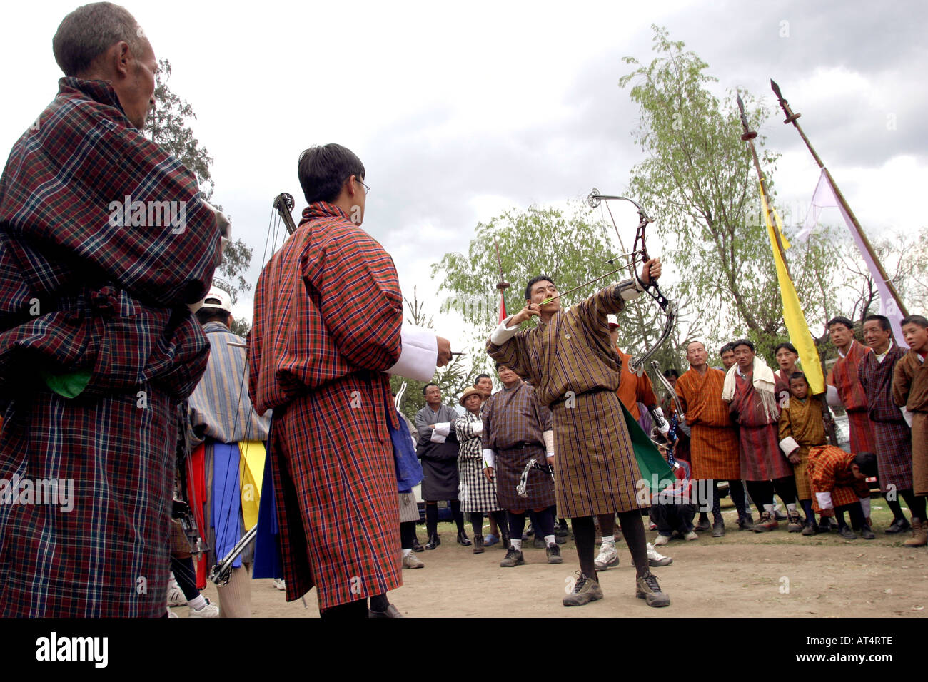 People playing archery hi-res stock photography and images - Alamy