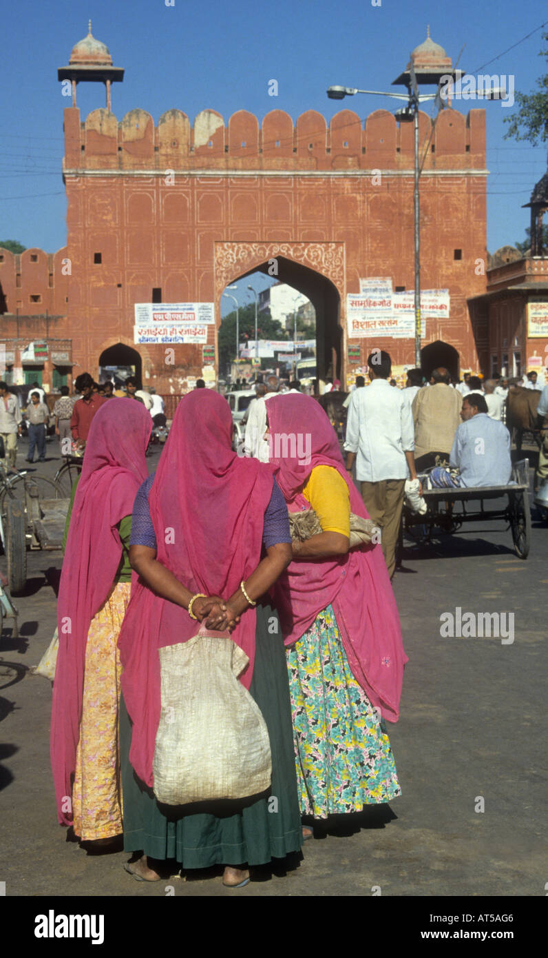 Pink is the navy blue of India!  women in pink saris chatting in Jaipur the 'pink city' of Rajasthan,India Stock Photo