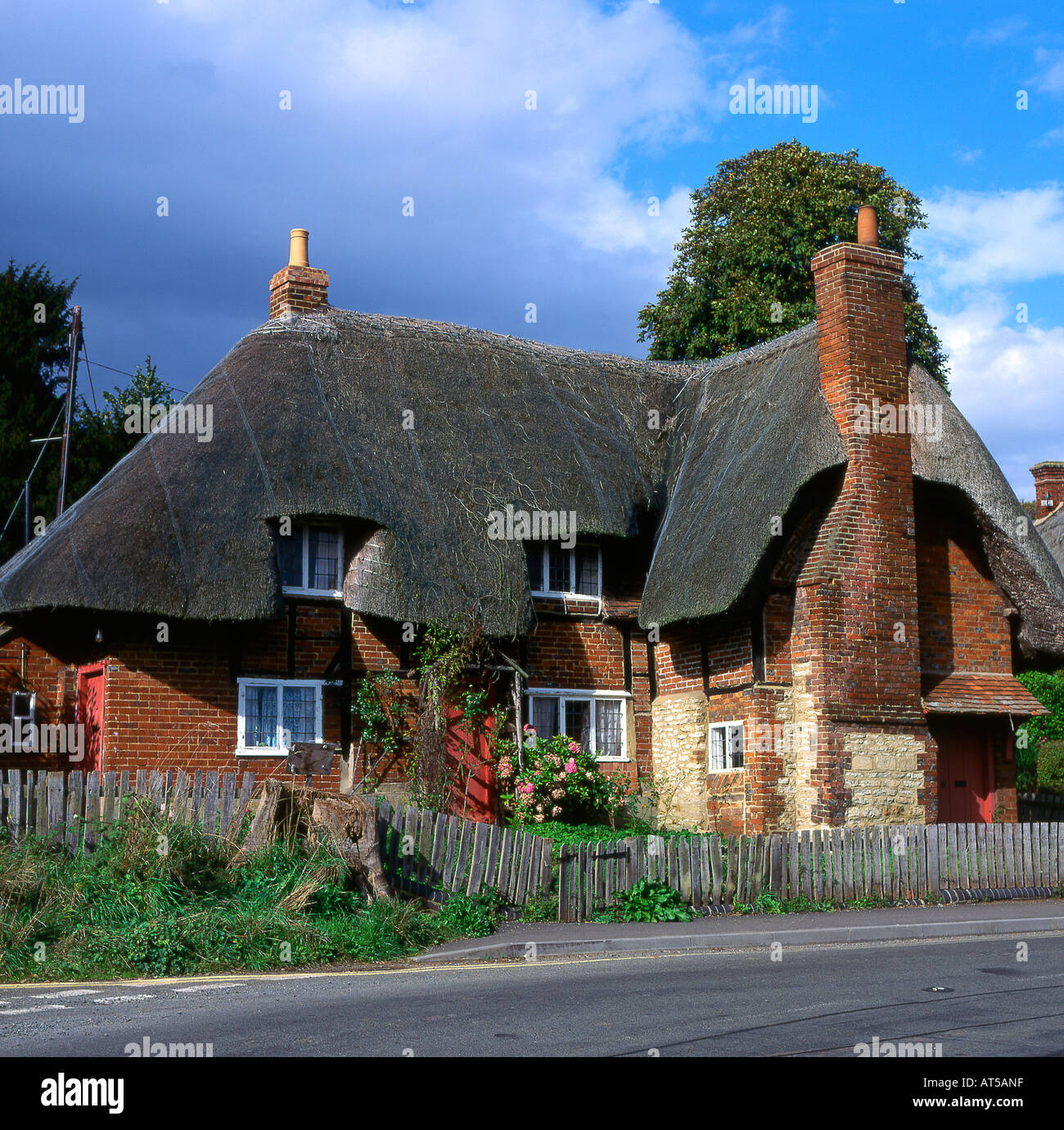 Thatched Cottage at Clifton Hampden in Oxfordshire. England Stock Photo