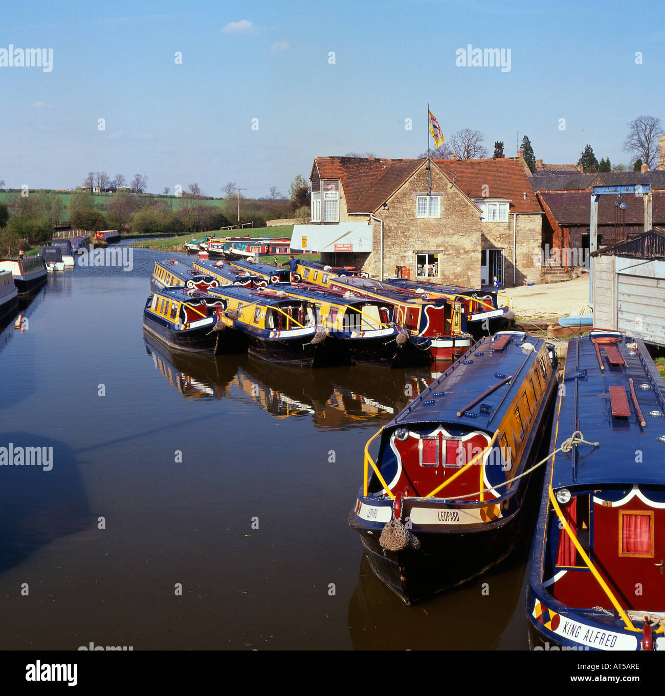 Narrowboats on Oxford Canal at Lower Heyford in Oxfordshire England Stock Photo