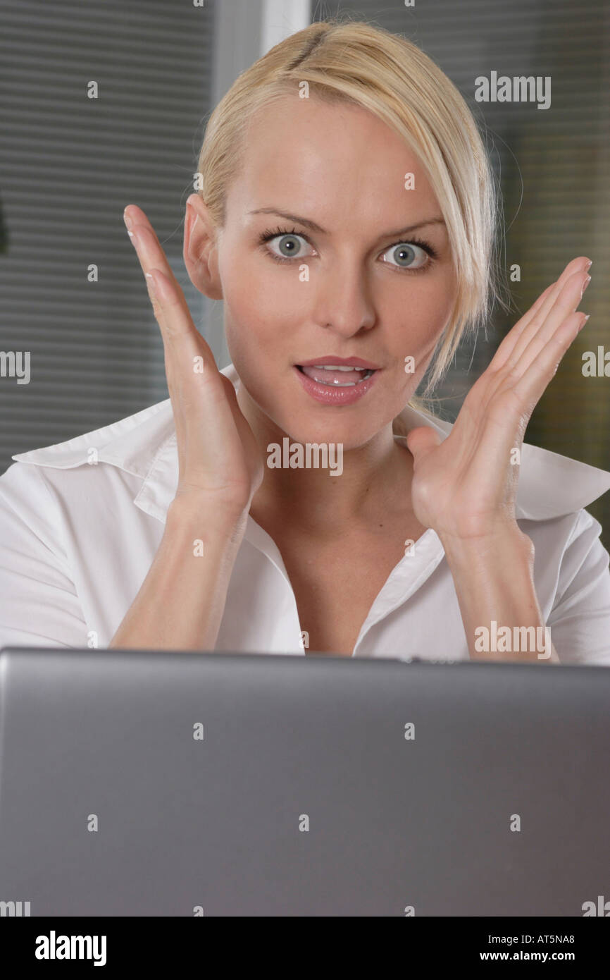 Frau verärgert vor Laptop Stock Photo