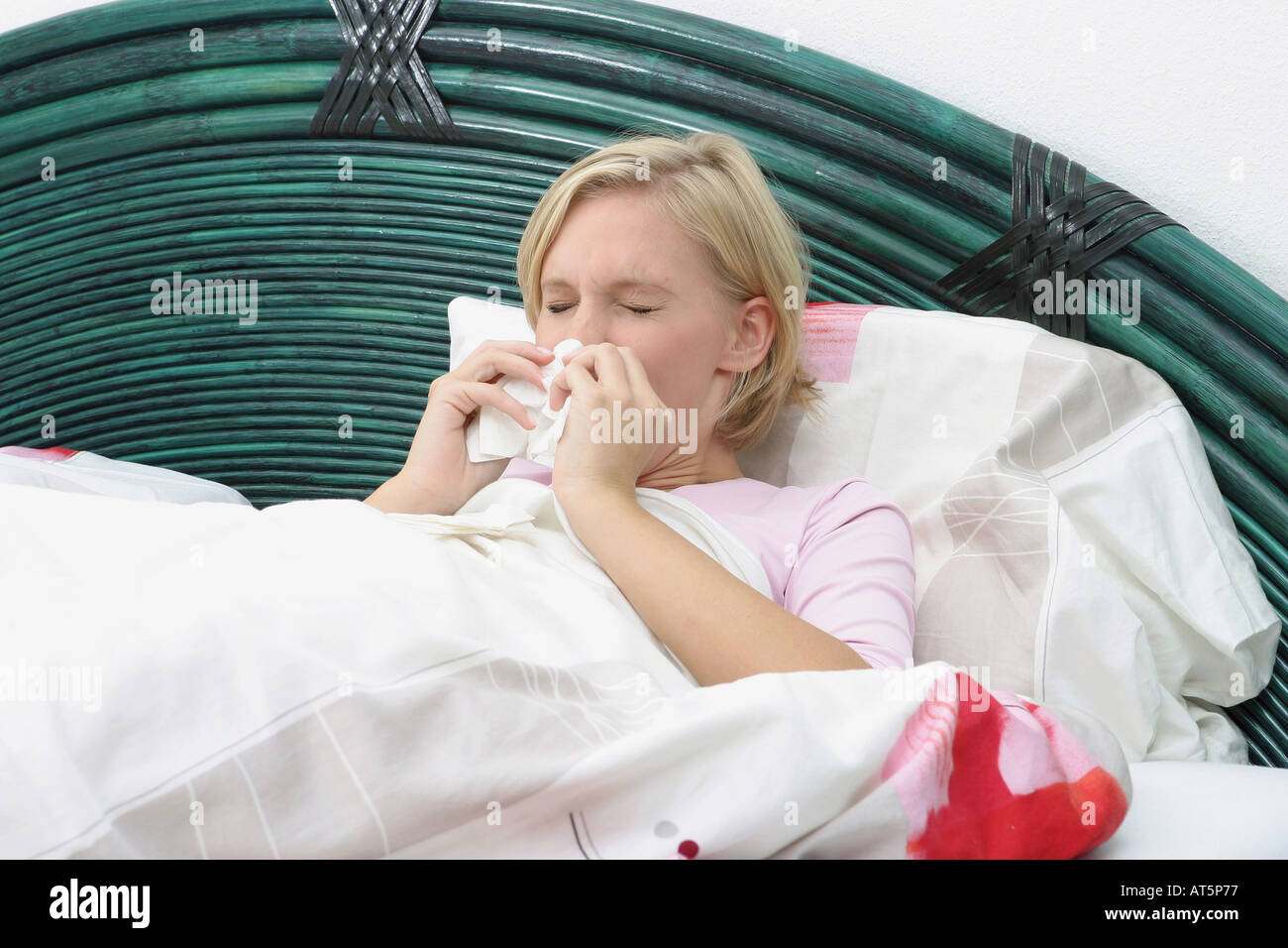 Kranke Frau putzt Nase Stock Photo
