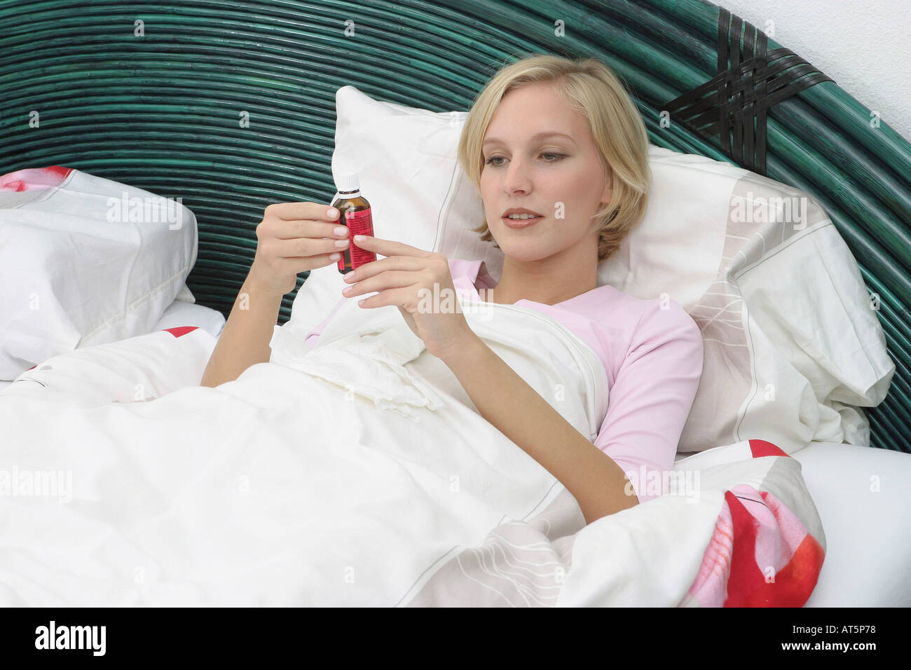 Kranke Frau im Bett Stock Photo