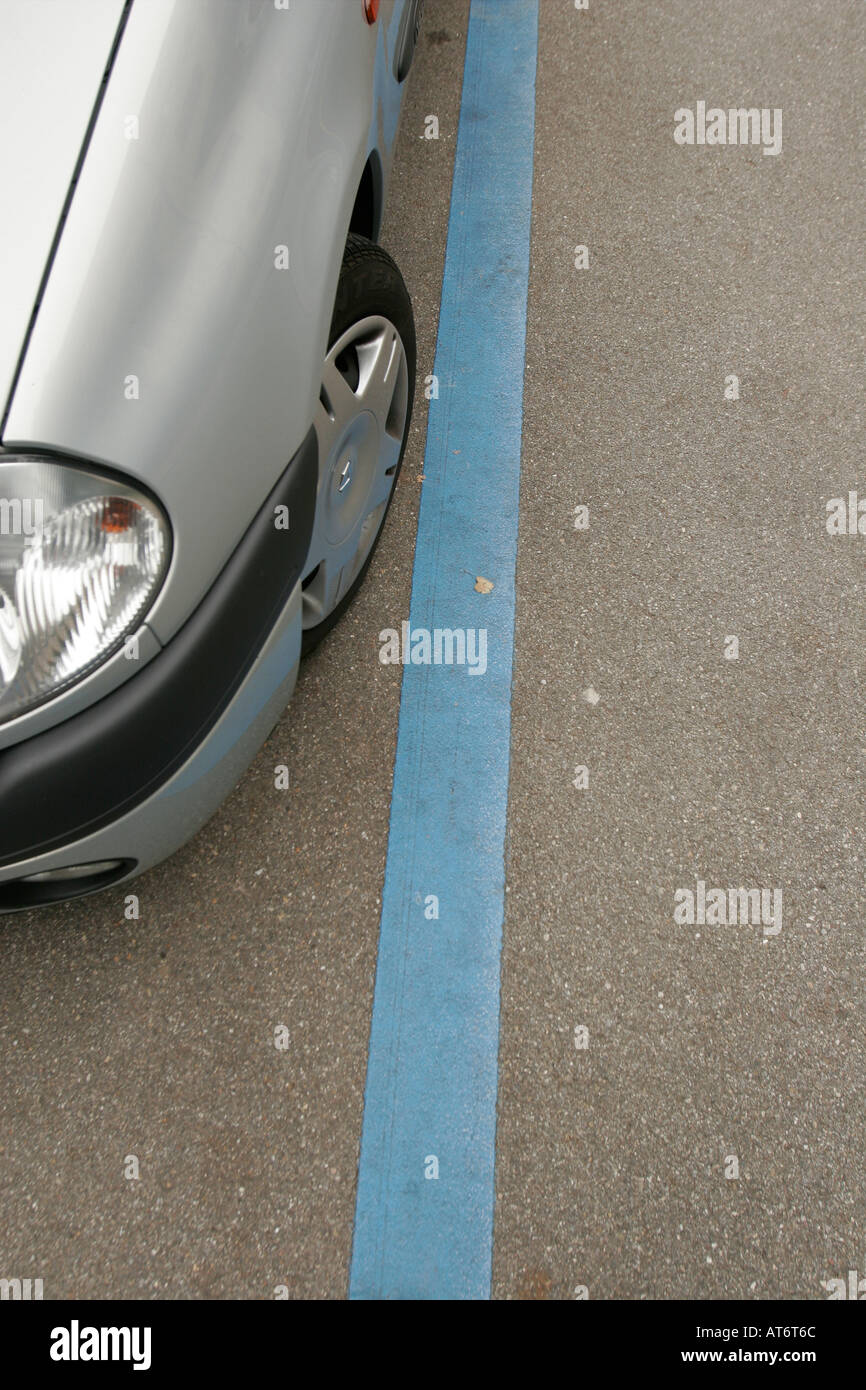 Blue parked car hi-res stock photography and images - Alamy