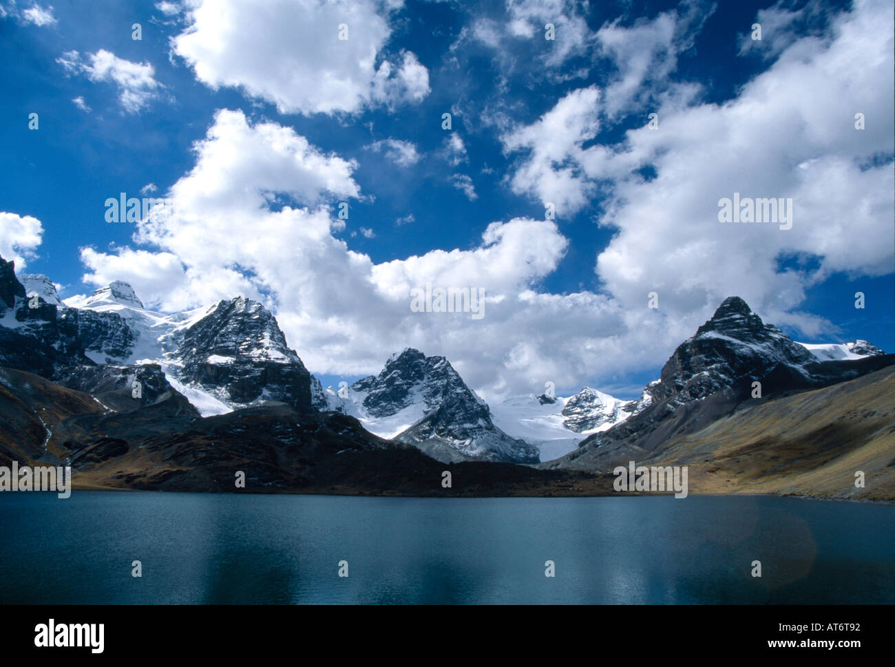 Lake mountain view hi-res stock photography and images - Alamy