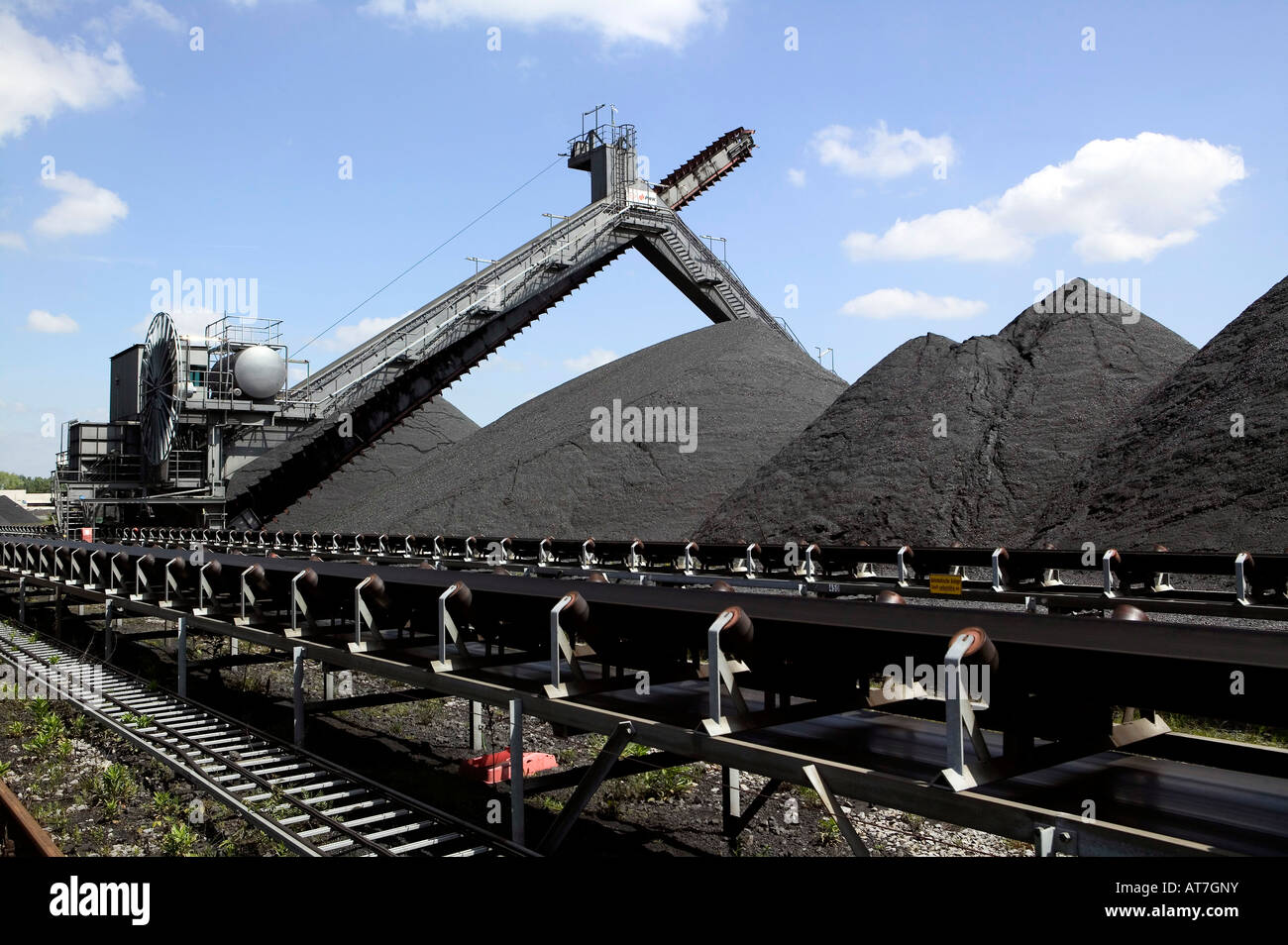 coal power supply Düsseldorf Germany Europe North Rhine Westphalia black work energy production pile storage mine crane band Stock Photo