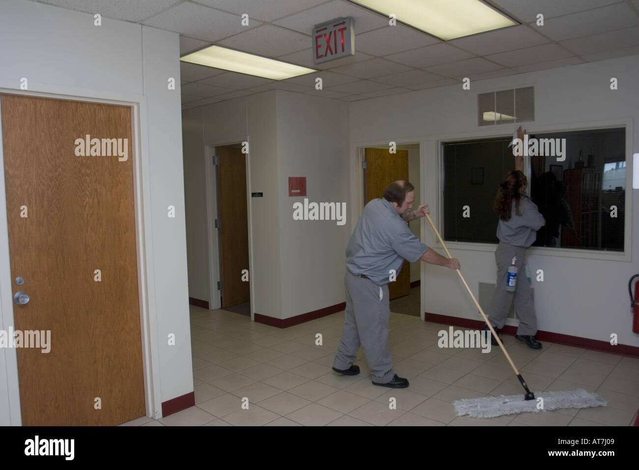 Inmates cleaning the floors and windows in the administrative offices of the Nebraska State Penitentiary, Lincoln, Nebraska, USA Stock Photo