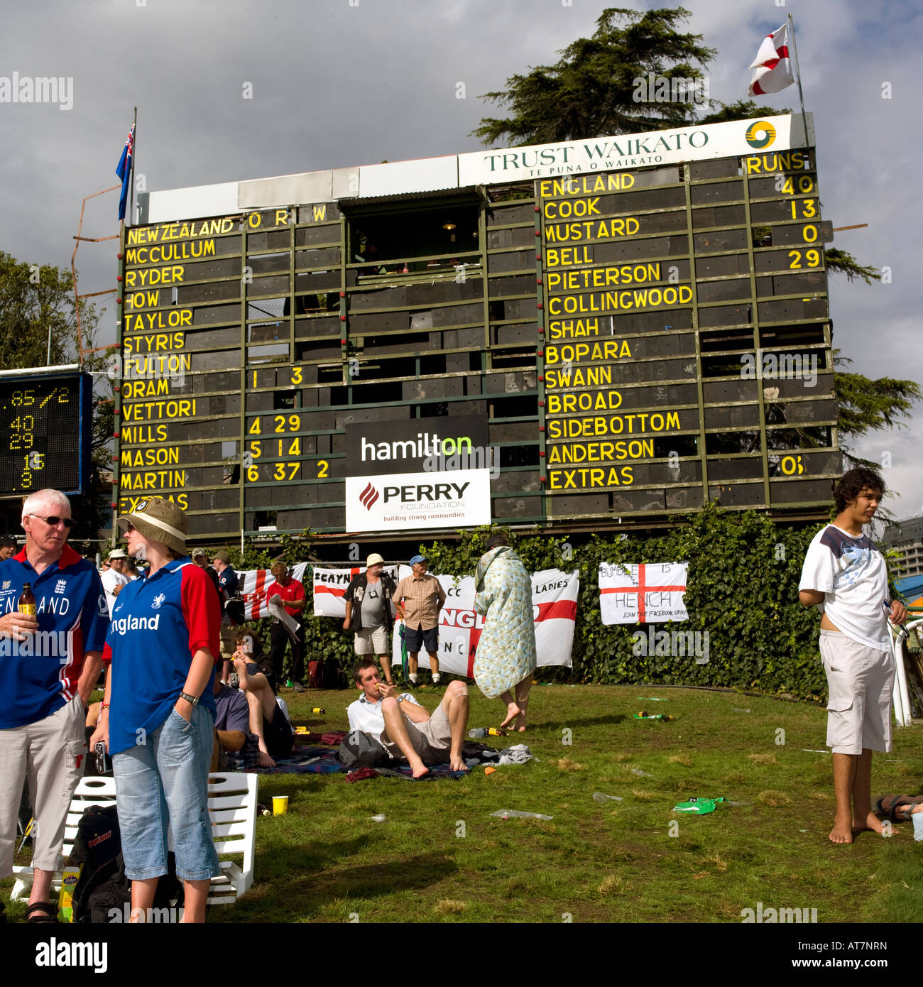New Zealand v England scoreboard with fans and supporters on embankment Stock Photo