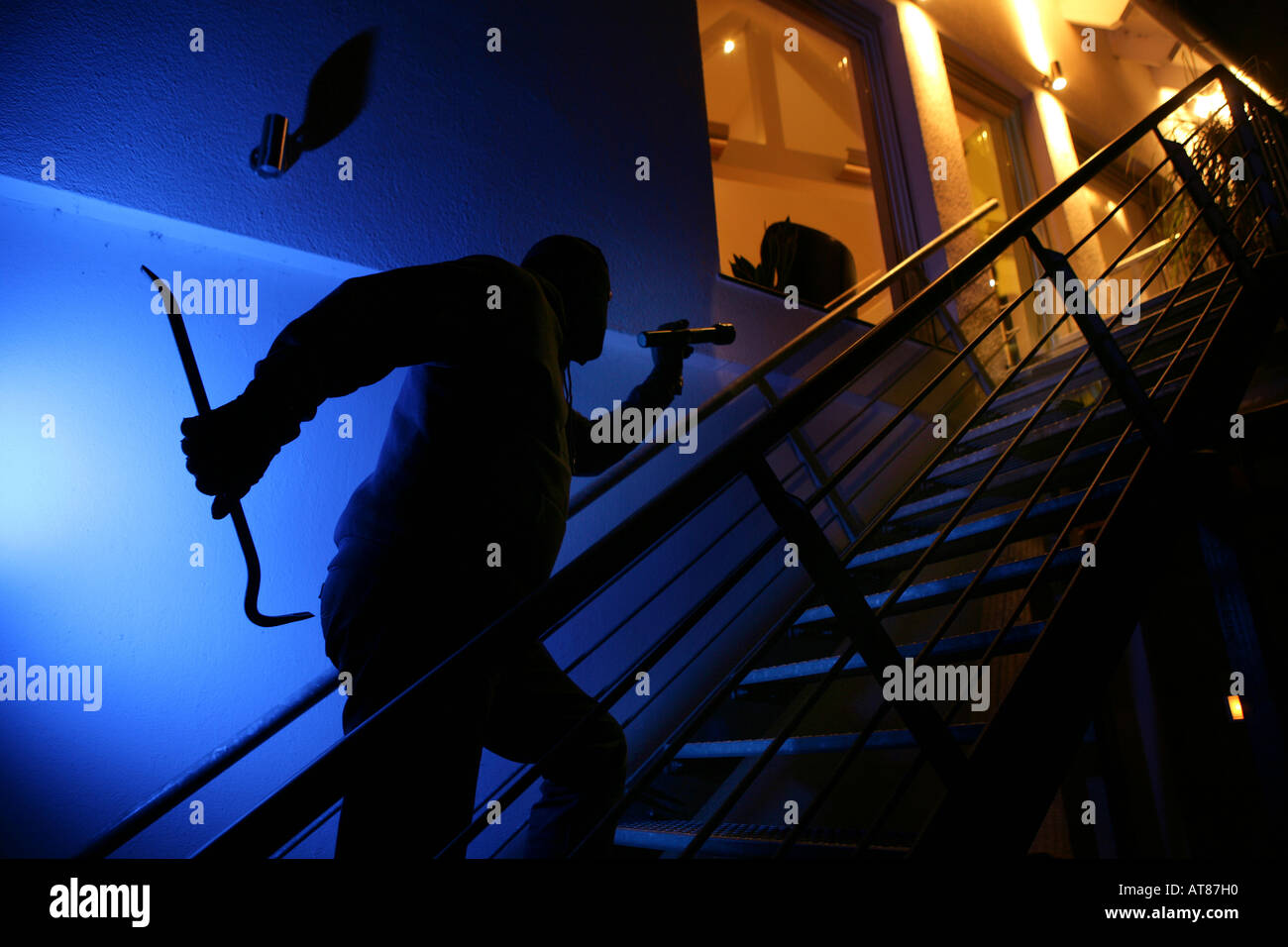 проник ночью в дом. проник ночью в дом. проник ночью в дом. дом бандитов. проник в дом.