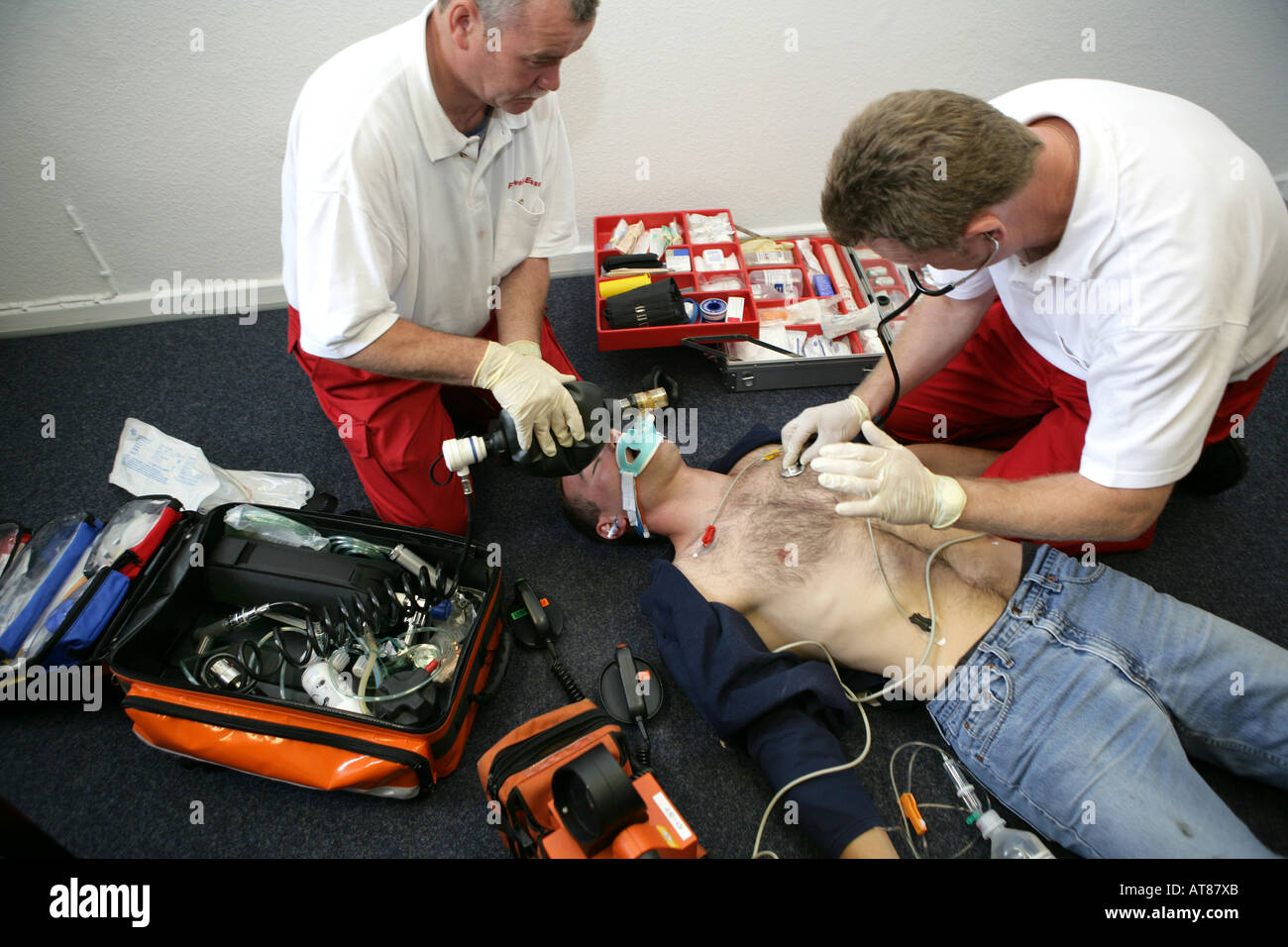 DEU, Germany : Rescue, paramedics in a private home, attempt at resuscitation, after a cardiac arrest. Training situation Stock Photo