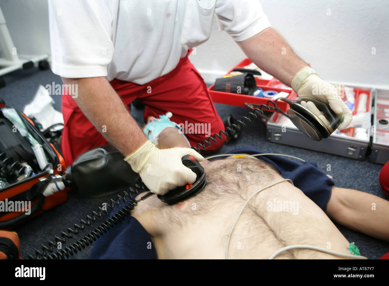 DEU, Germany : Rescue, paramedics in a private home, attempt at resuscitation, after a cardiac arrest. Training situation Stock Photo