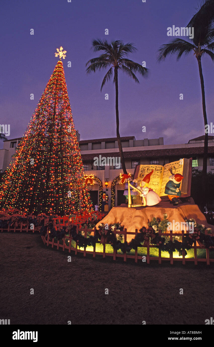Twilight view of Christmas tree at Honolulu Hale Stock Photo Alamy