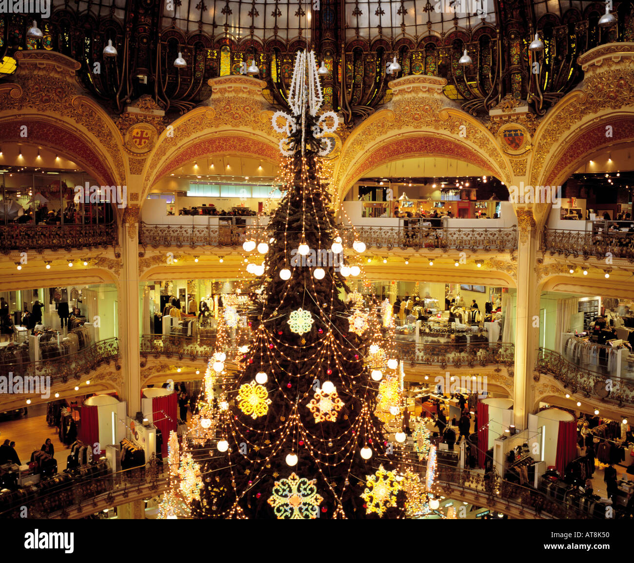 FRANCE PARIS GALERIES LAFAYETTE GIANT CHRISTMAS TREE BOULEVARD HAUSSMANN  Stock Photo - Alamy