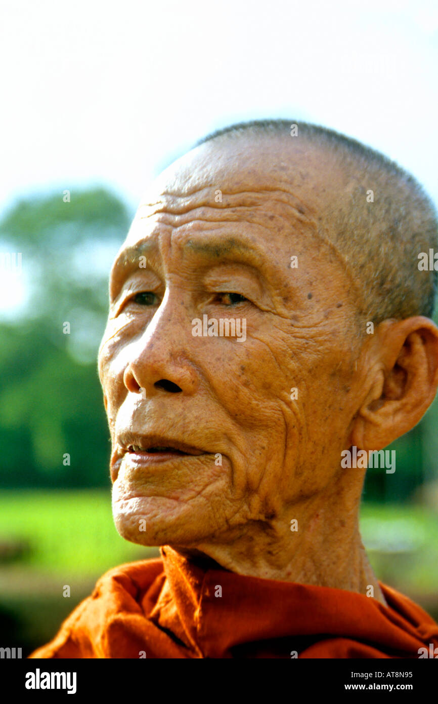 Monk cambodian hi-res stock photography and images - Alamy