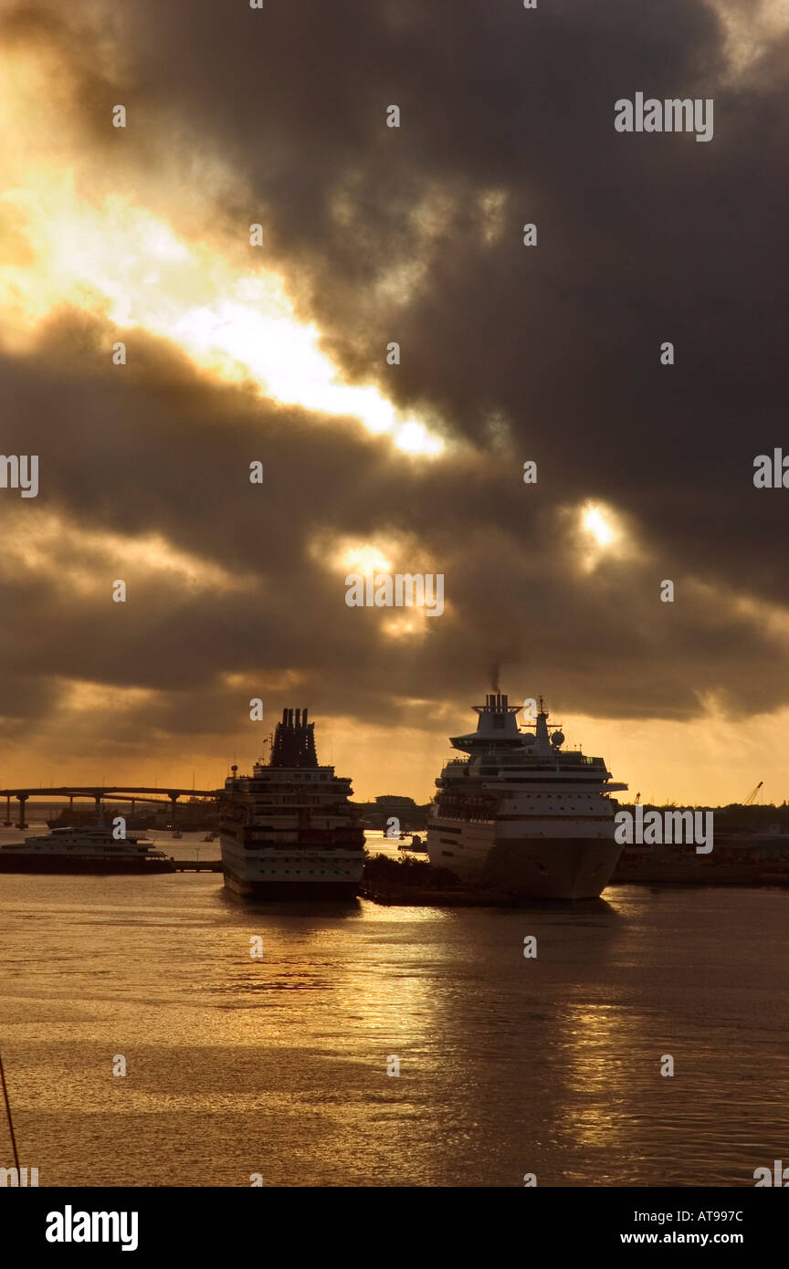 Docked cruise ship sunset hi-res stock photography and images - Alamy