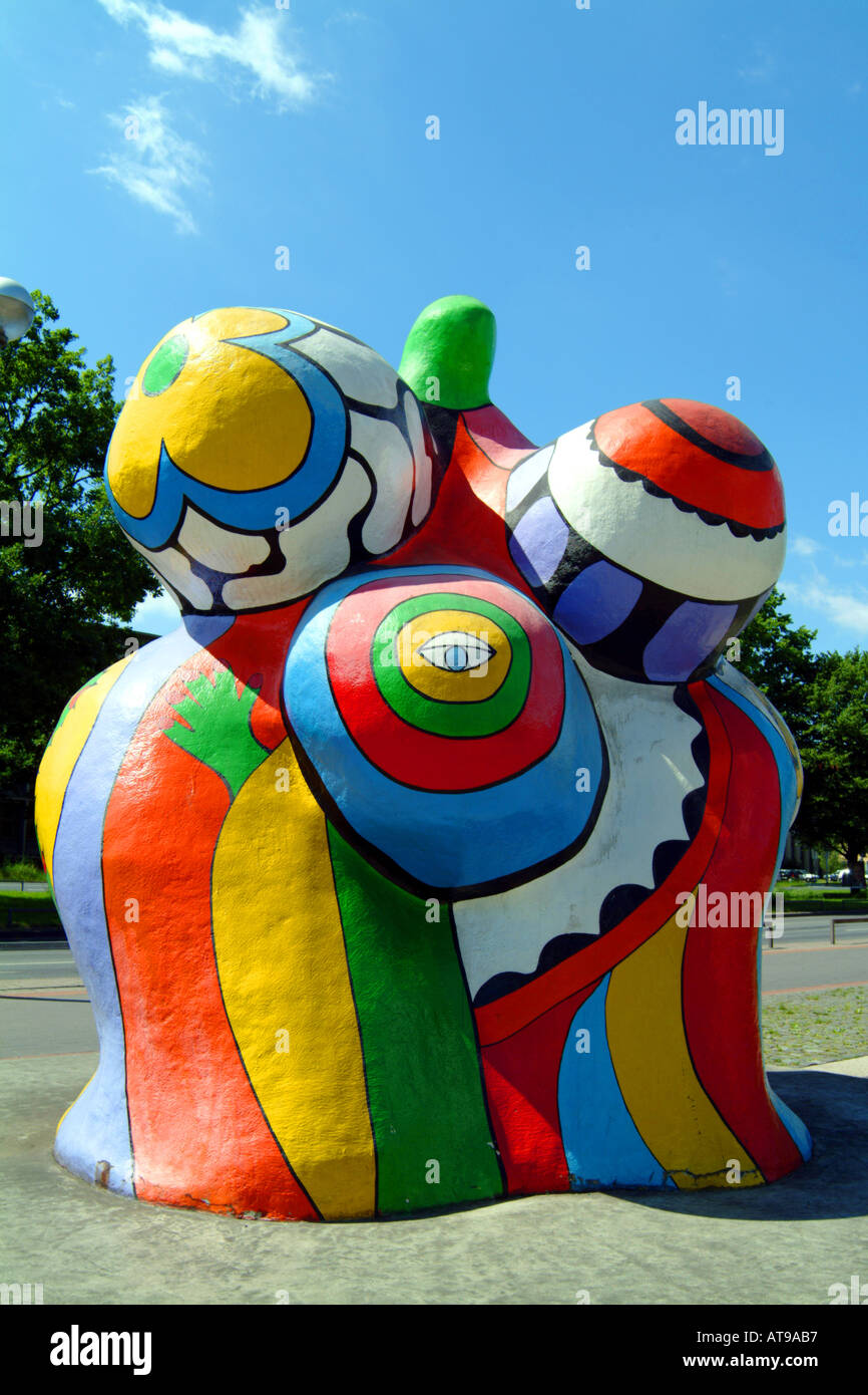 Nanas sculpture statue Niki de Saint Phalle female artist Bruhlstrasse  hannover deutschland germany Stock Photo - Alamy