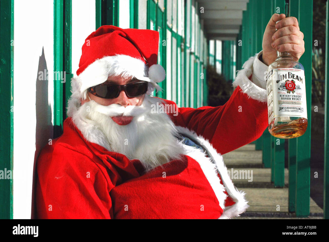 Дед милашка. Санта алкаш. Санта с виски. Санта бухает.
