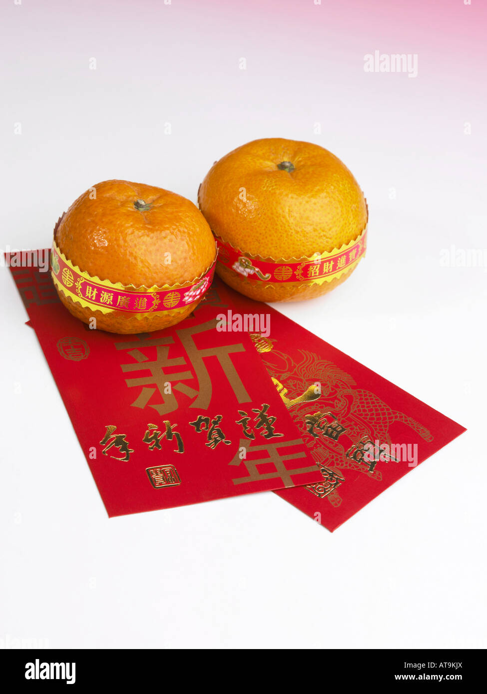 ang pow with mandarin oranges Stock Photo - Alamy