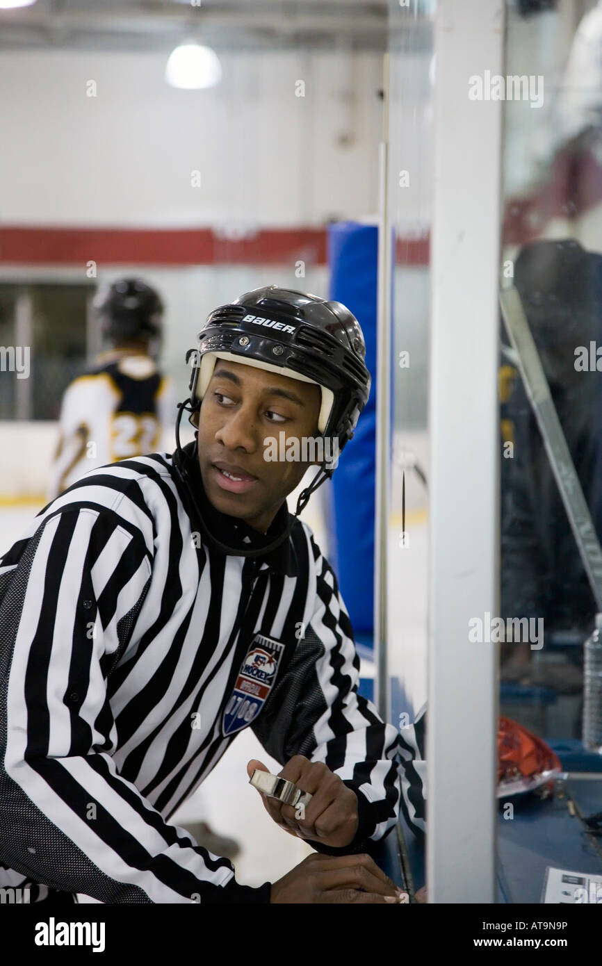 Ice hockey referee hi-res stock photography and images - Page 12