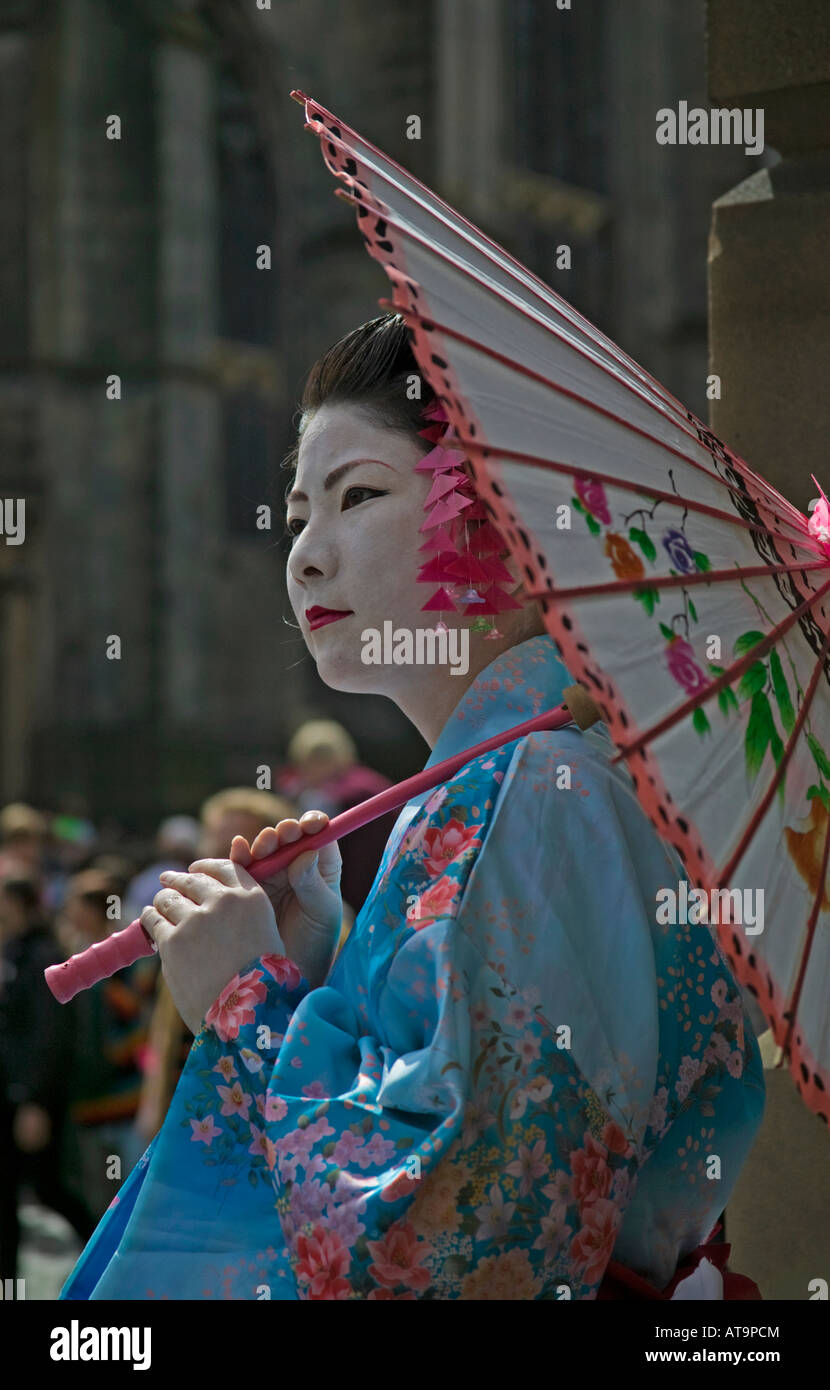 Female Japanese street statue holding a paper parasol, Edinburgh Fringe Festival, Scotland, UK, Europe Stock Photo
