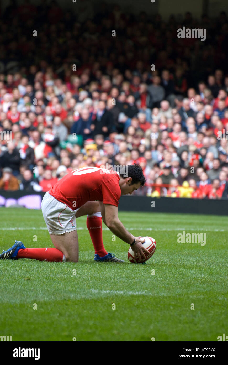 stephen jones lines the ball up for a penalty kick for wales against italy in the 2008 grand slam win number 2658 Stock Photo