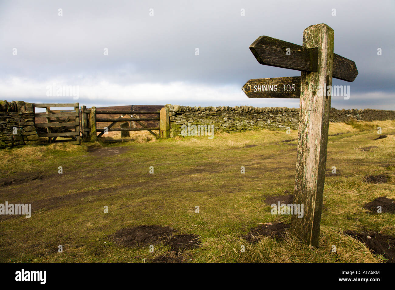 Shining Tor to Cat and Fiddle pub wooden sign in the Peak District, looking though farm gate towards Shining Tor Stock Photo