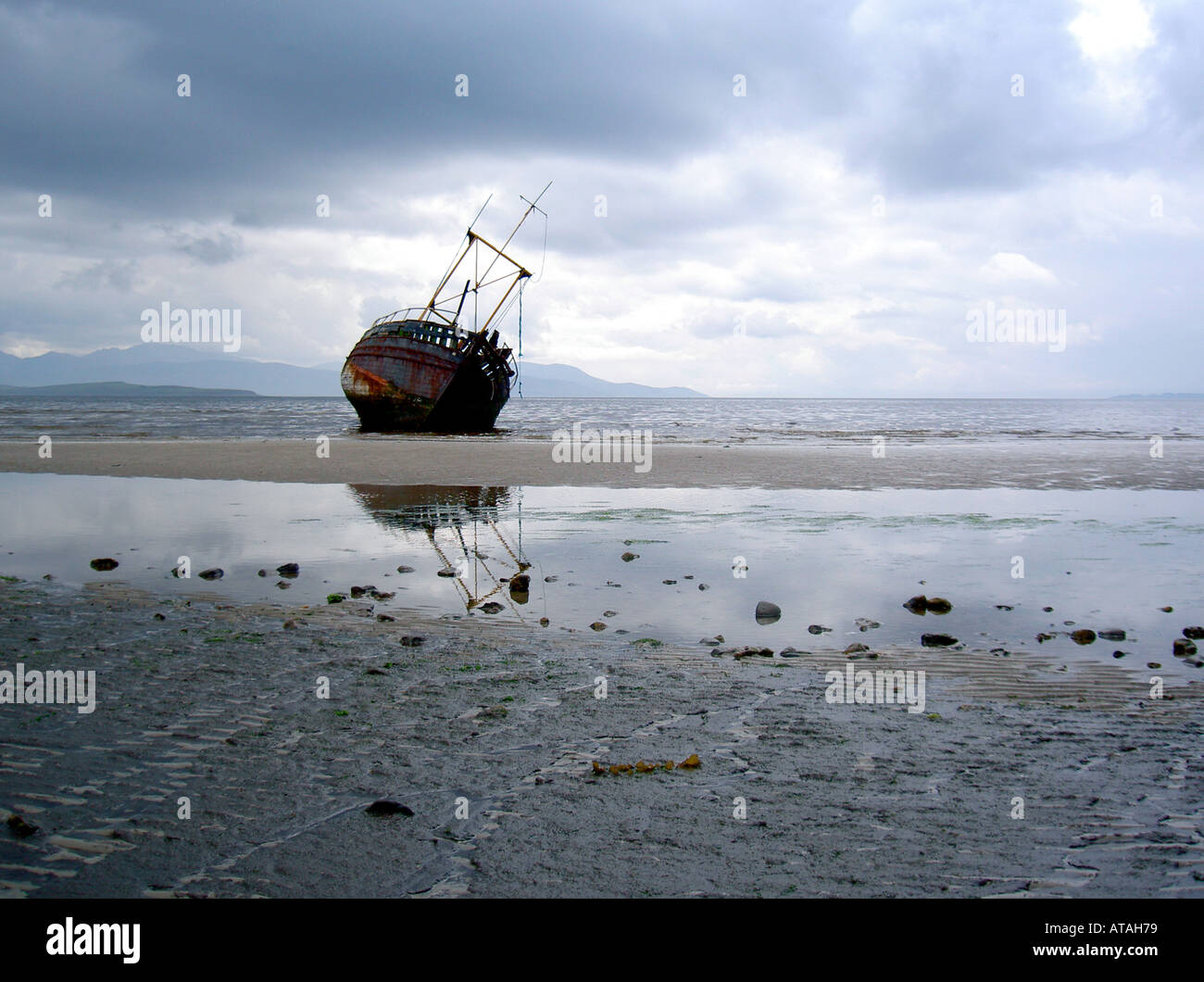 Shipwrecked boat ettrick bay isle hi-res stock photography and images ...