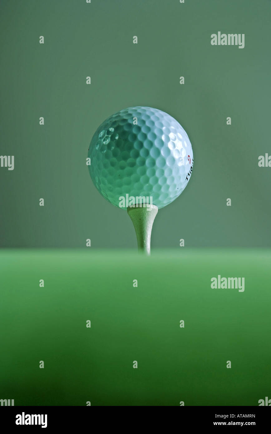 One golf ball on a t Einzelner Golfball auf einem tee Stock Photo