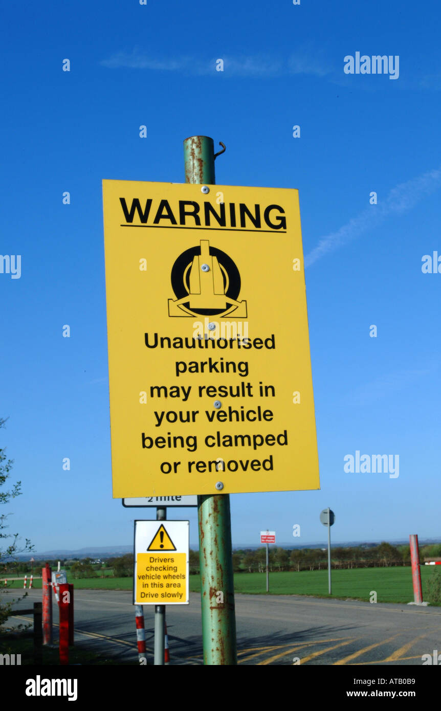 Road sign warning lorry drivers hi-res stock photography and images - Alamy