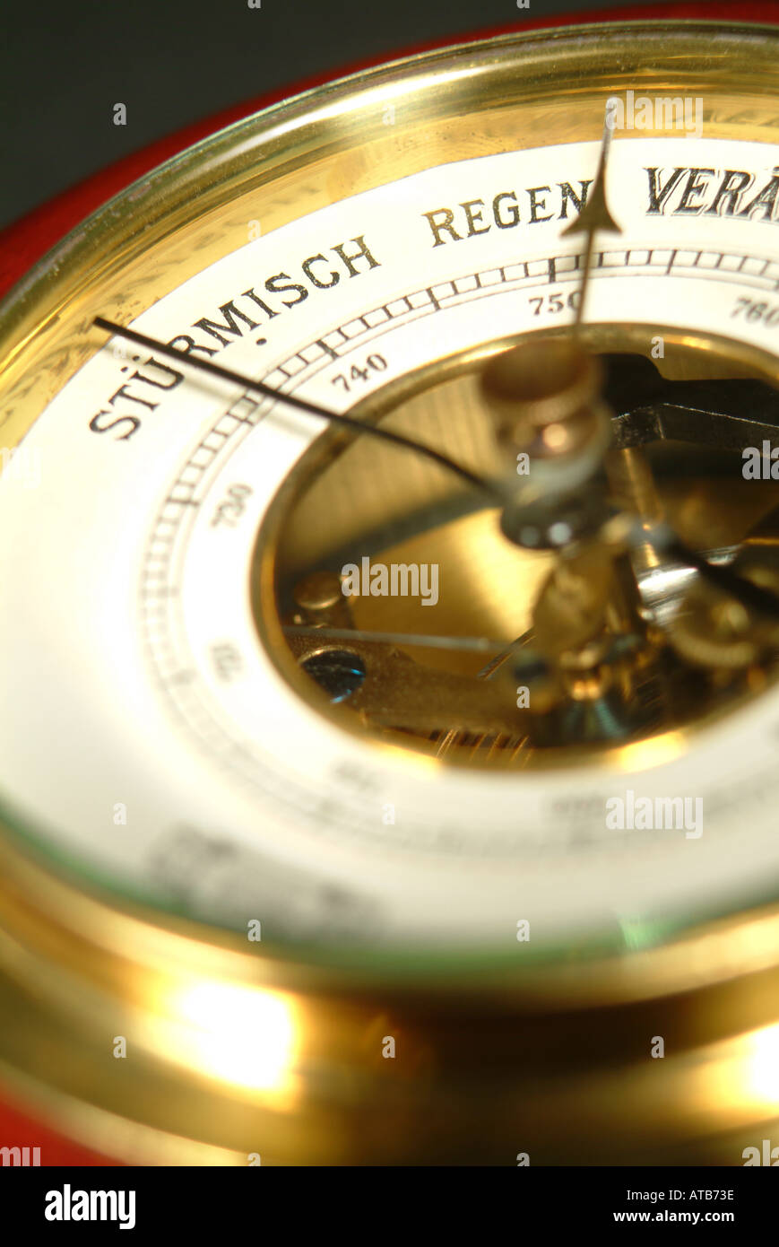 altes Barometer auf stuermisch zeigend Stock Photo