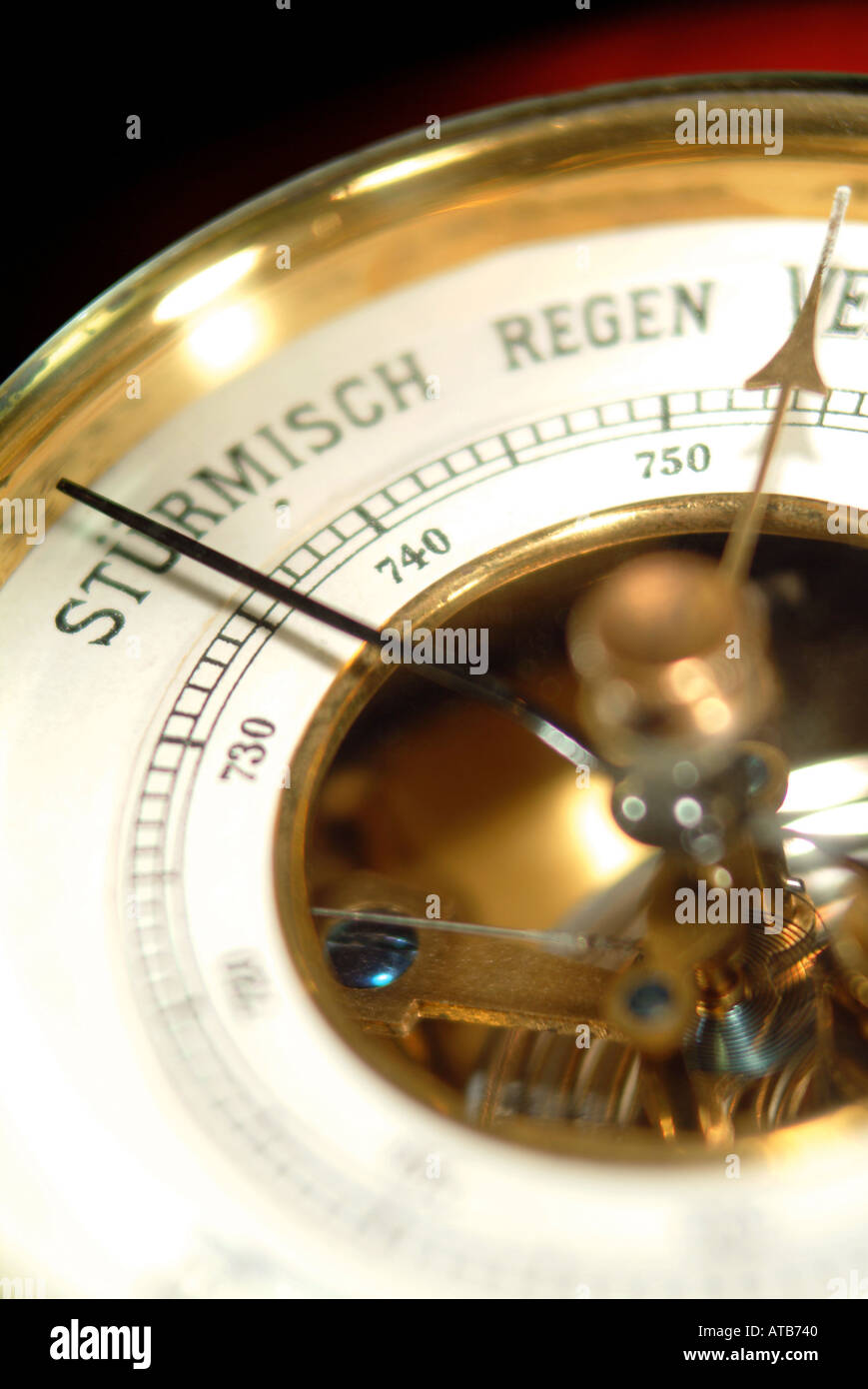 altes Barometer auf stuermisch zeigend Stock Photo
