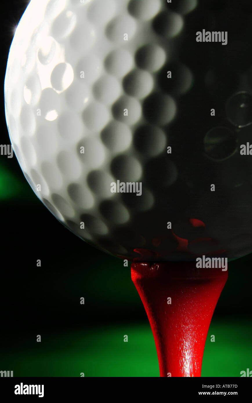 Golfball auf rotem T Stock Photo