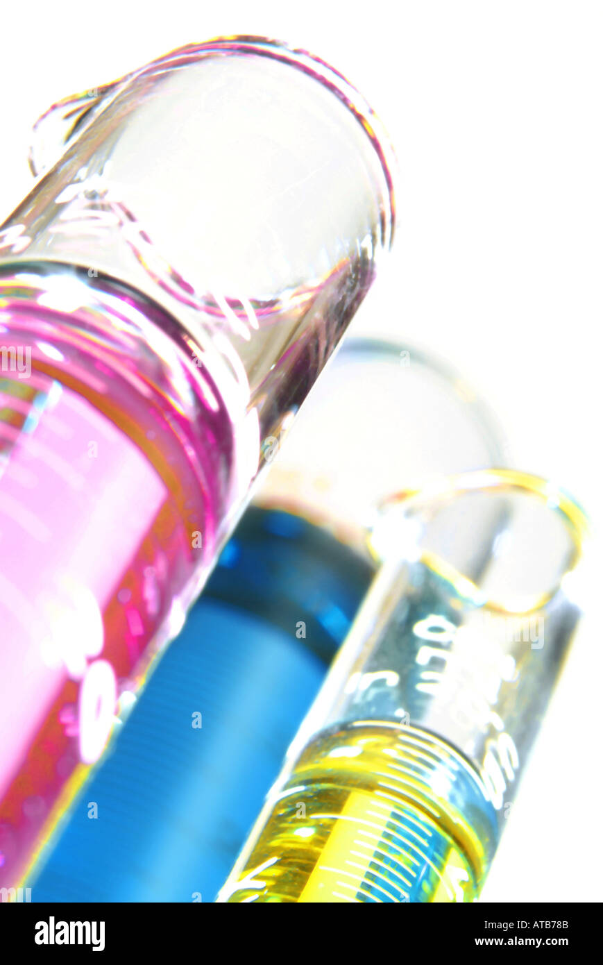 Chemie Glasmensuren mit verschiedenfarbigen Fluessigkeiten makro Stock Photo