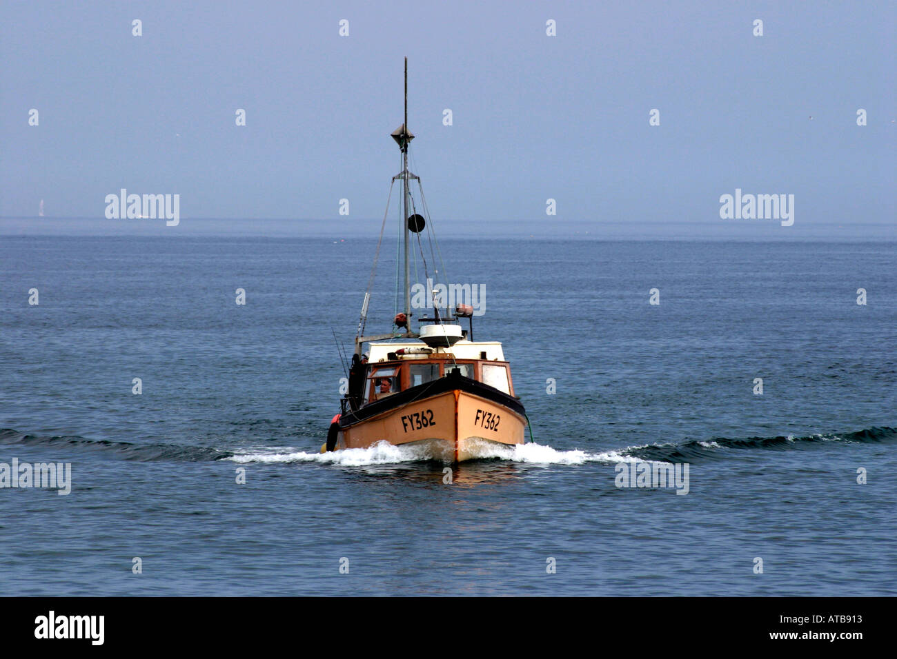 Fishing Boat Entering Looe Harbour Cornwall England Stock Photo - Alamy