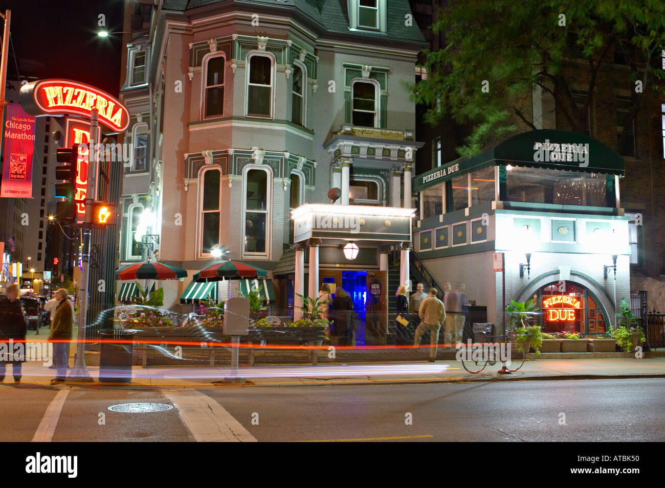 STREET SCENE Chicago Illinois Pizzeria Due restaurant in River North at  night serving deep dish Chicago style pizza Stock Photo - Alamy