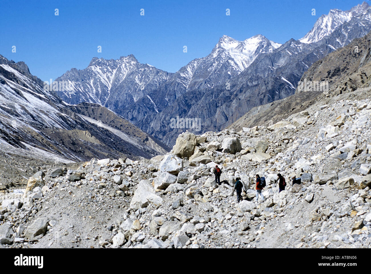 Trekkers on way from Gomukh to Gangotri Himalaya Uttranchal India Stock