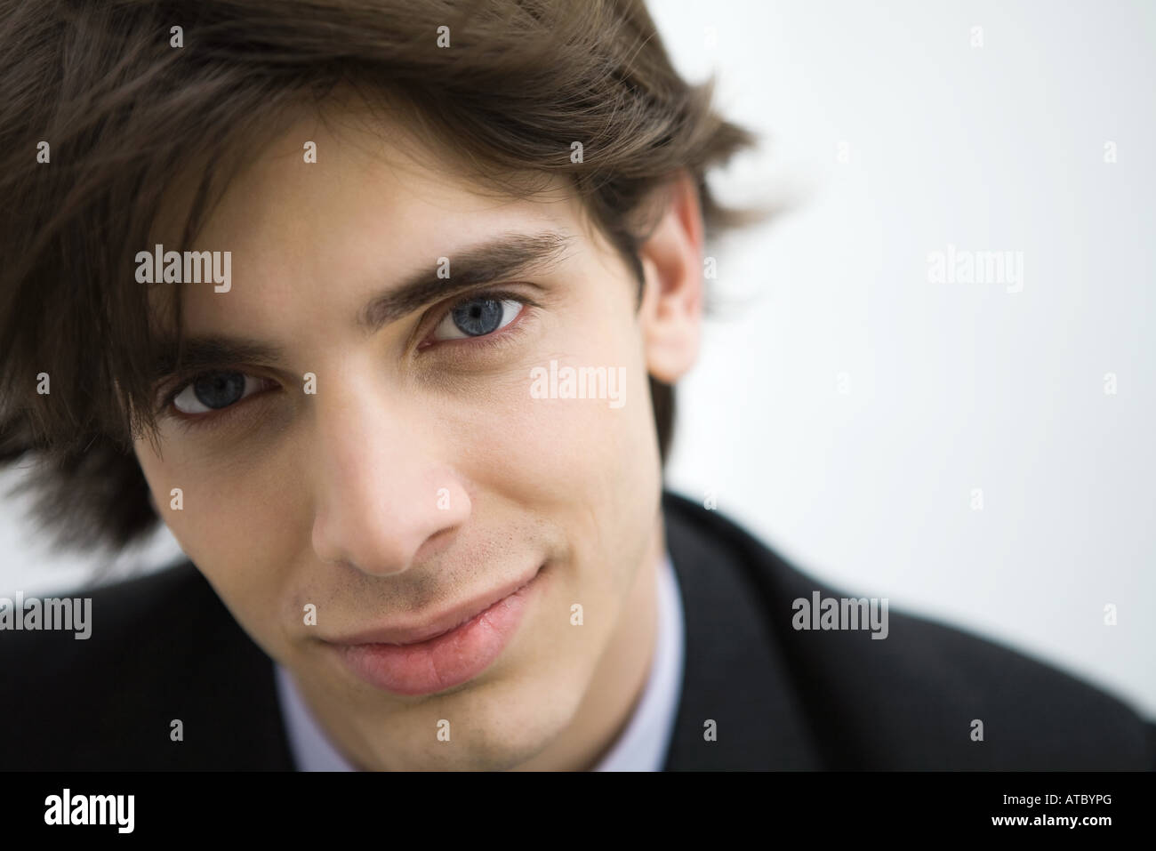 Young man smiling at camera, portrait Stock Photo - Alamy