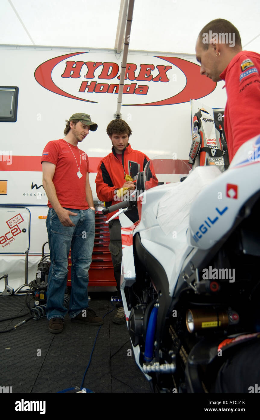Guy Martin with his mechanics in the garage of the Hydrex Honda Superbike Racing Team Stock Photo