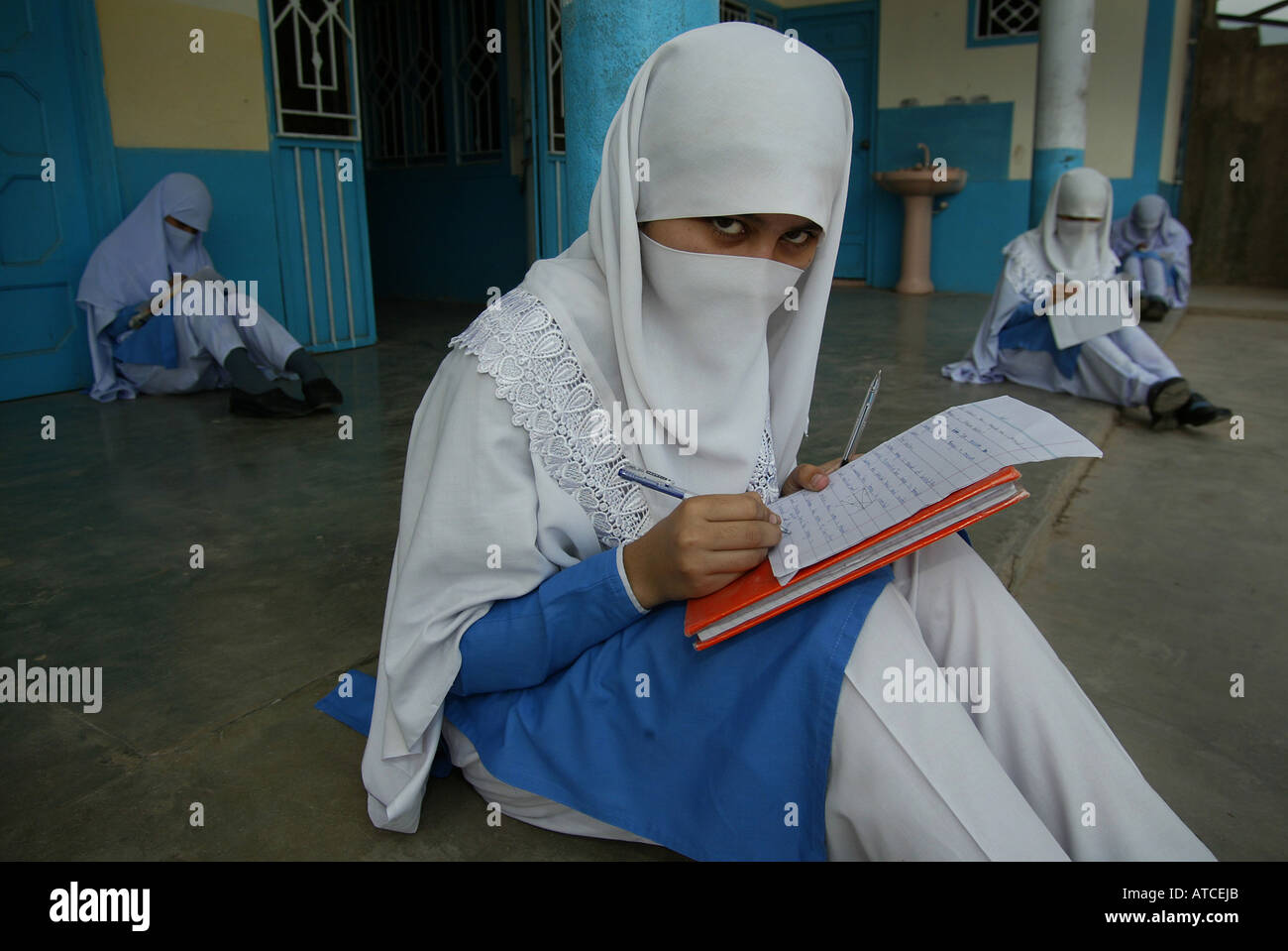 school with students in Pakistan Stock Photo - Alamy