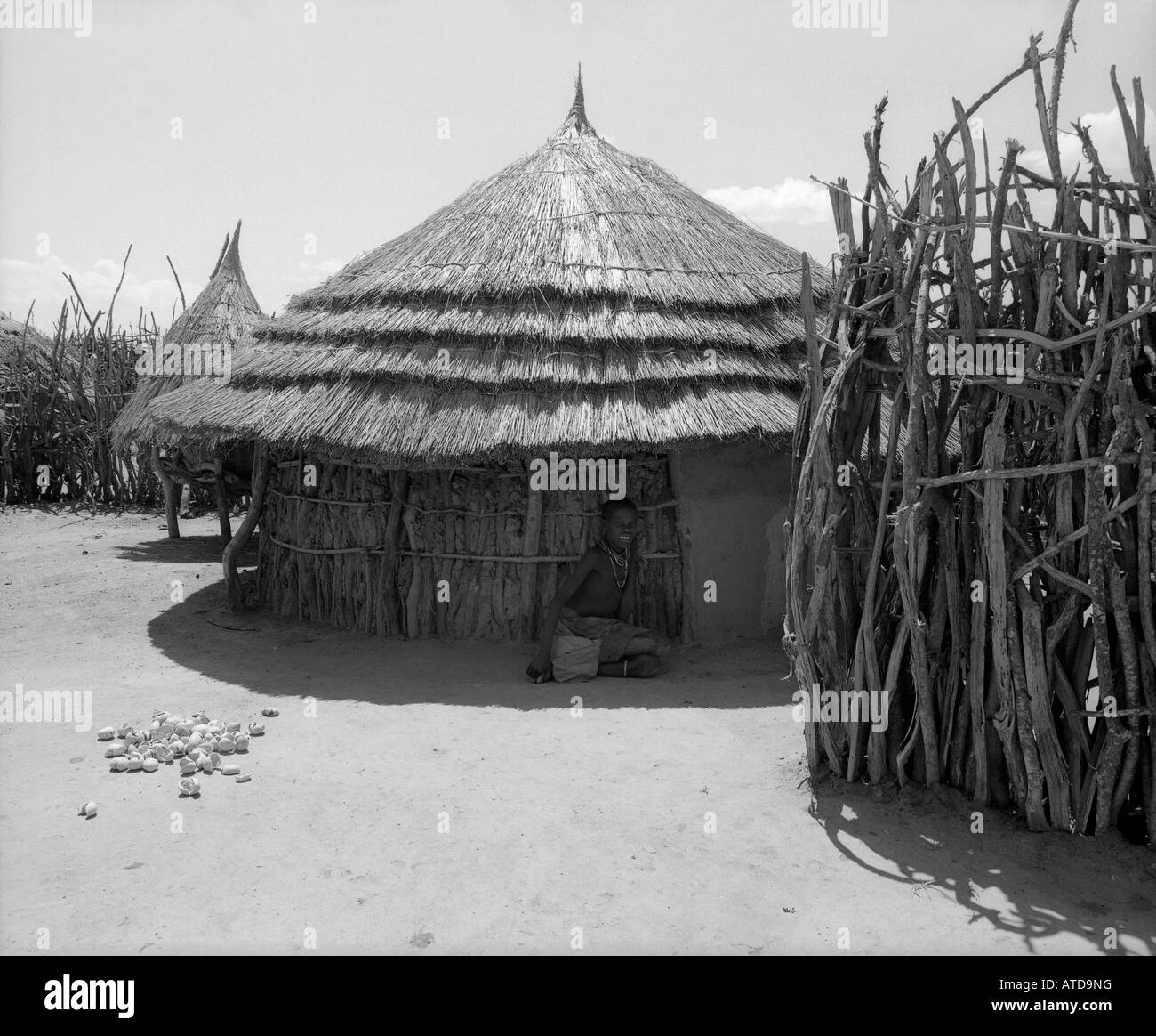 African village africa huts Black and White Stock Photos & Images 