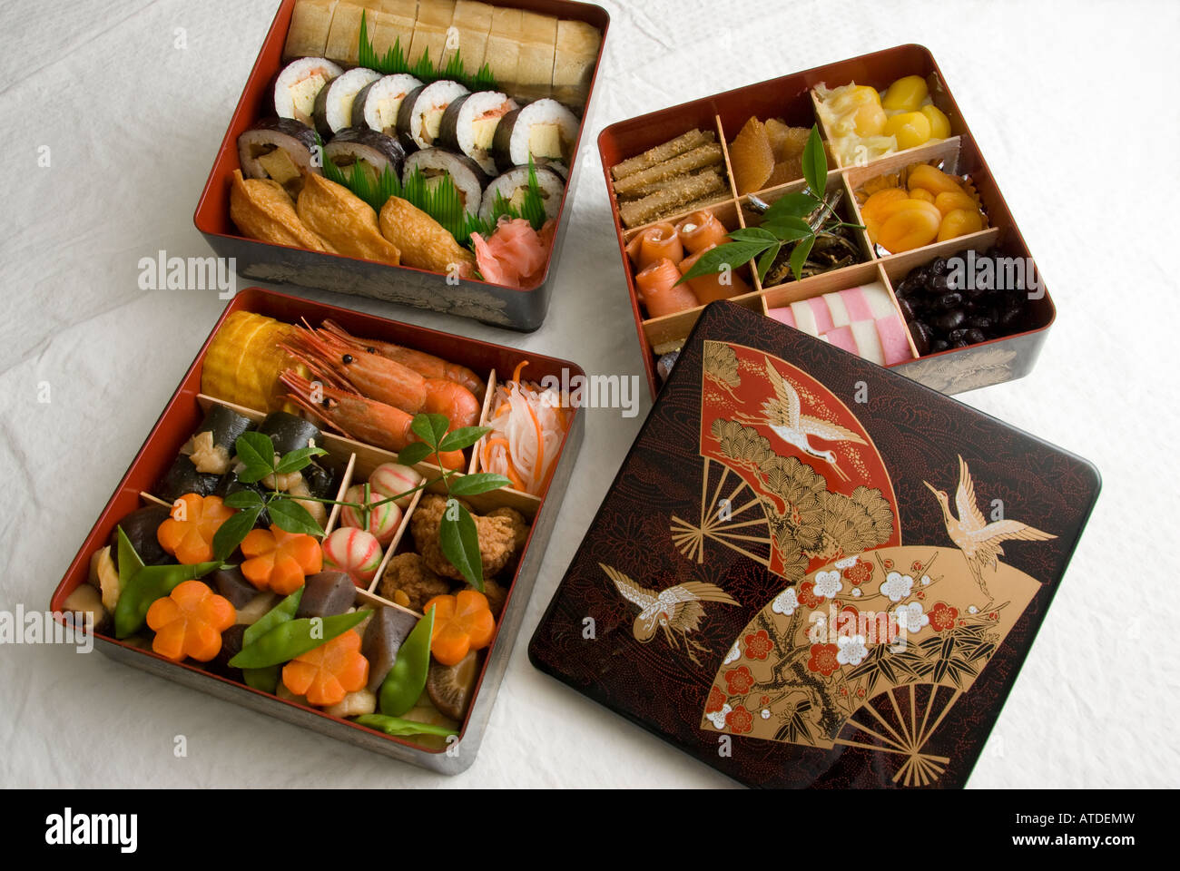 https://c8.alamy.com/comp/ATDEMW/three-tiered-lacquered-box-called-jubako-containing-traditional-japanese-ATDEMW.jpg
