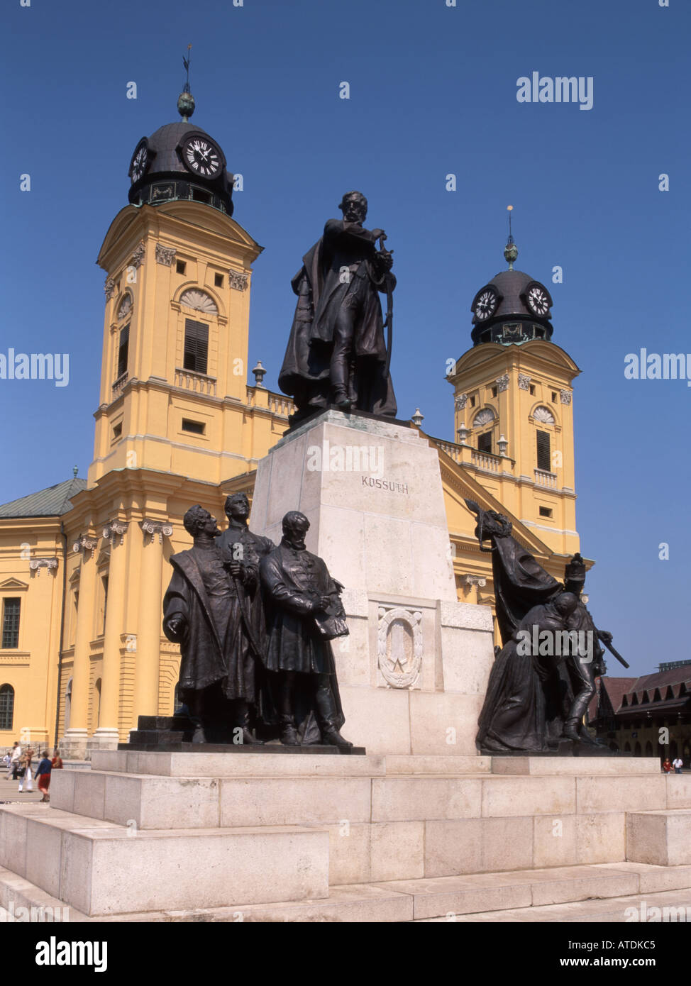 Debrecen, Hungary. Calvinist Great Church (1821-23) Neo classical. (Architect Michaly Pechy) in Kossuth ter (square) Statue: Lajos Kossuth Stock Photo