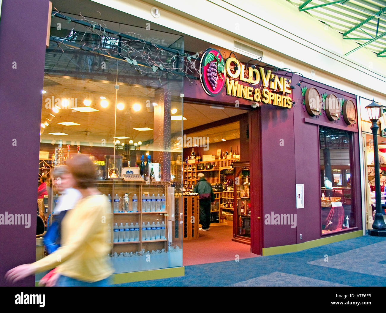Old Vine Wine and Spirits liqueur store at Mall of America Stock Photo