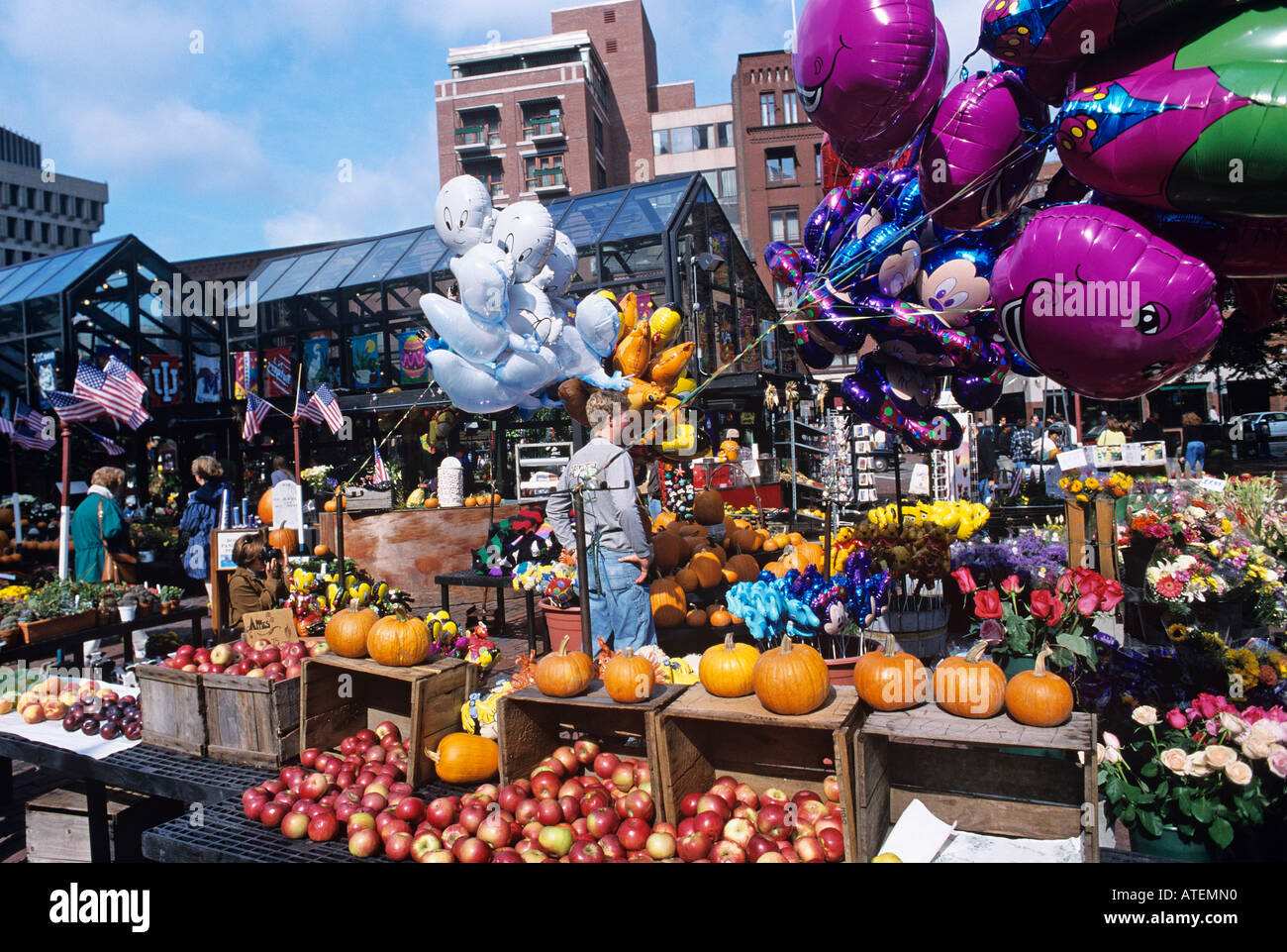 Boston s Quincy Market selling fresh fruit flowers and more in area surrounding the city s Faneuil Hall Boston s old public meeting place Stock Photo