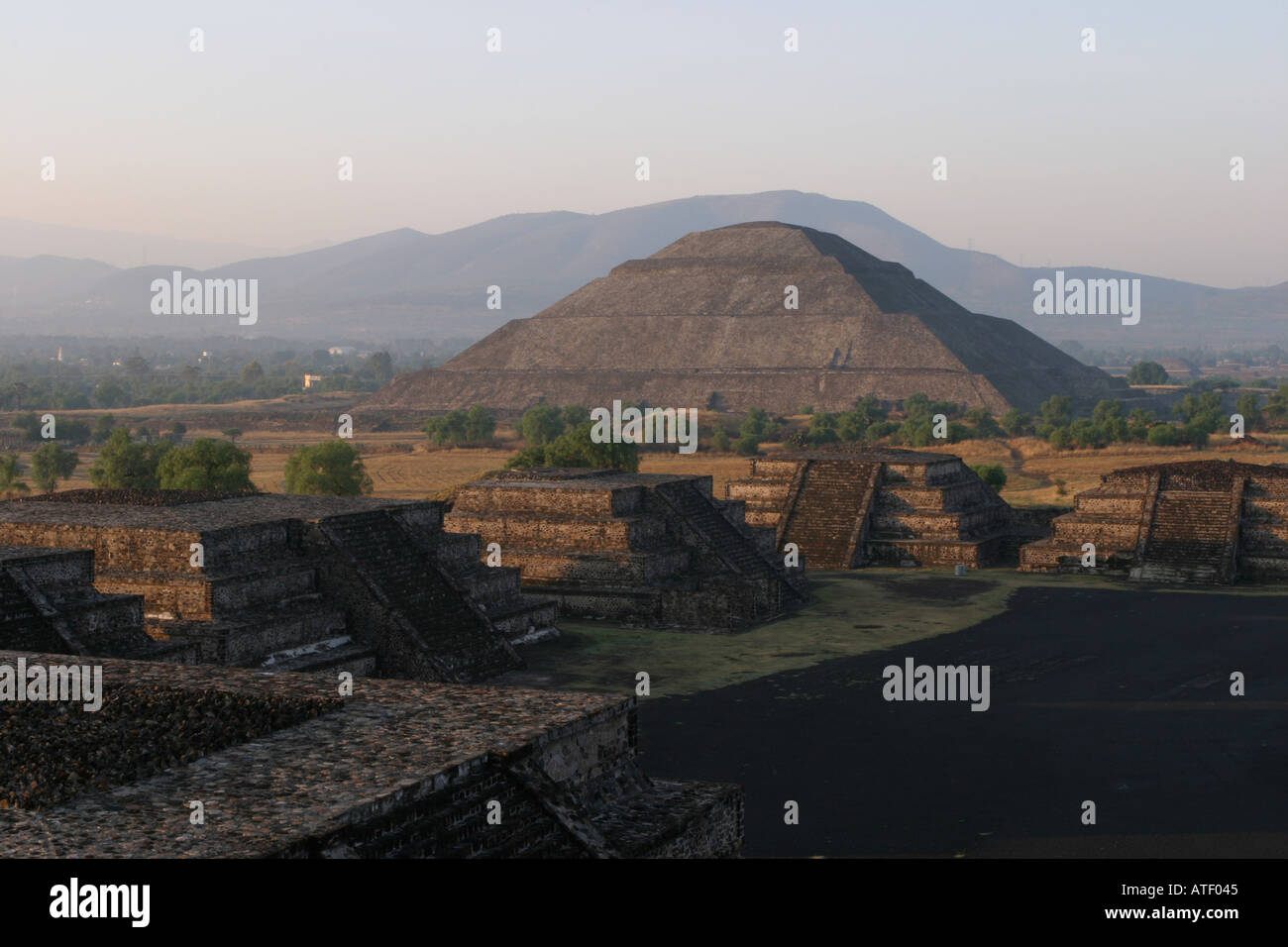 The Aztec pyramids at Teotihucán near Mexico City Stock Photo Alamy